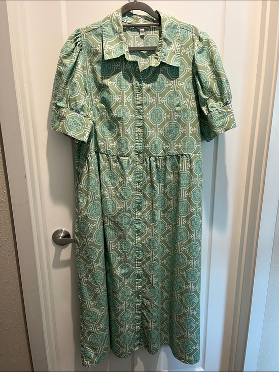 crown & ivy Dresses & Skirts - crown & ivy Green Geometric Button-Front Maxi Dress
